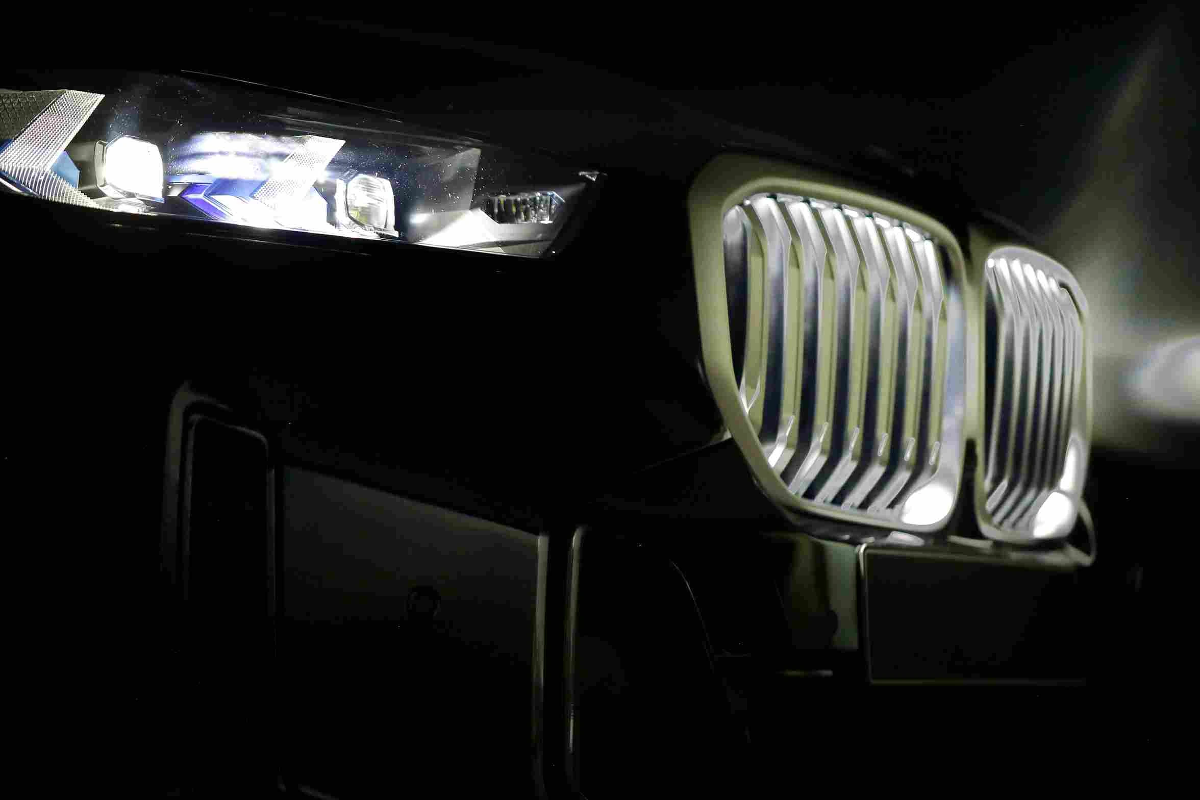 BMW Kidney Grille ‘Iconic Glow’ (Waterfall Effect).