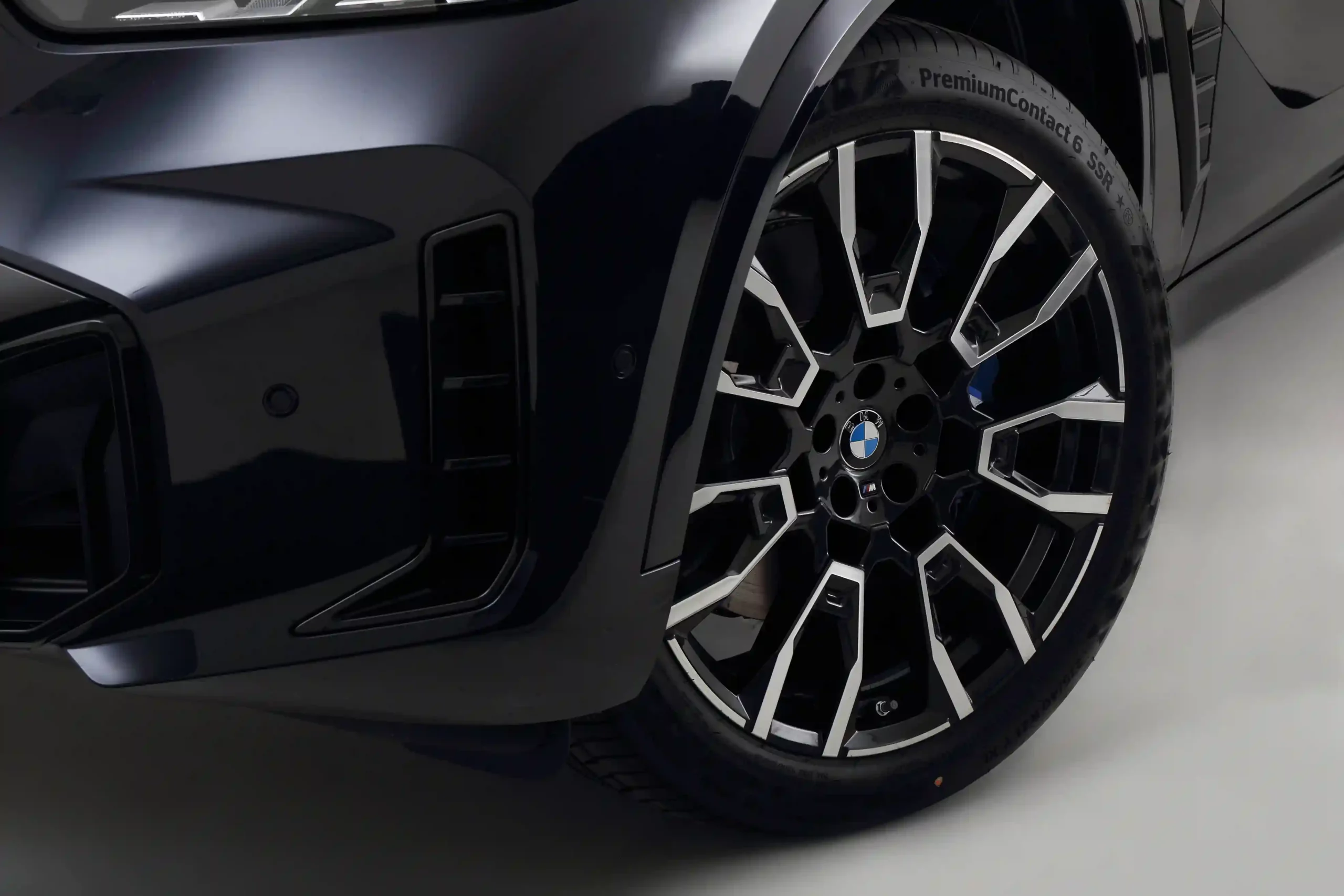 Sleek look with 21-inch alloy wheels.