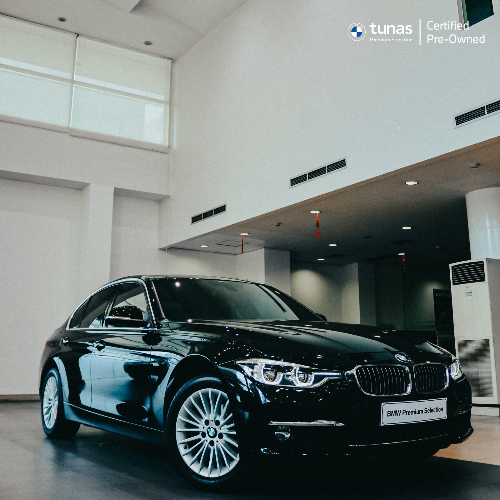 BMW 320 Luxury (F30) warna Black Sapphire tahun 2018